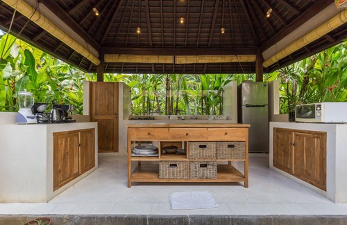 Batubelig Villa | Tropical 3 bedrooms villa, 650m from beach, 1200m2 garden
