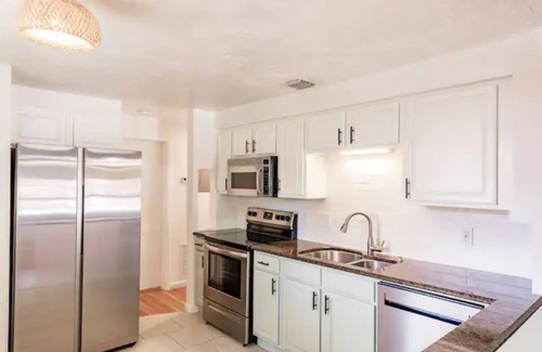Mango Groves House | Tropical Bungalow, Walk to Lake Ave & Beach