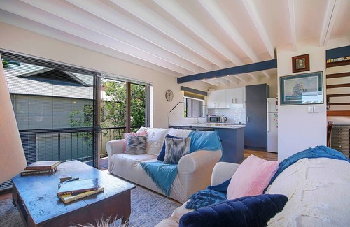 Indooroopilly House | Tropical Dreaming in the Heart of Indooroopilly