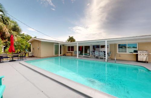 Bayshore Gardens House | Tropical Haven Retreat