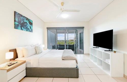 Darwin City Centre Apartment | Tropical Horizons - Chic Family Stay with Pool
