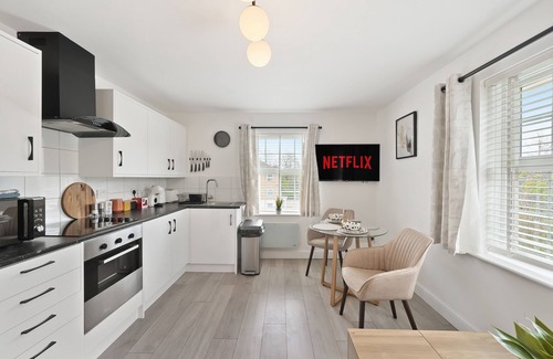 Dunmow Apartment | Tropical Inspired 2-Bedroom Flat