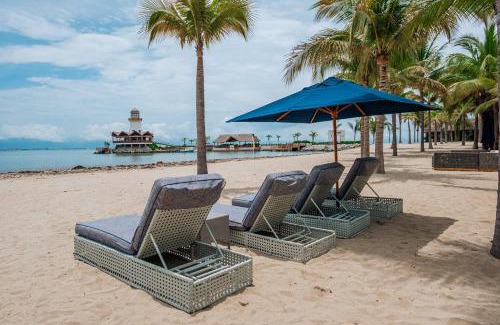 La Puntilla Apartment | Tropical Paradise Beachfront Villa with Pool & BBQ