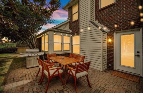 Flower Mound House | Tropical Pool Oasis - 5 BR Foosbal Cinema