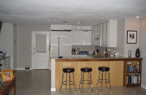Vamo House | Tropical Shores Retreat-Great Location - Discounts for stays 3 months or longer