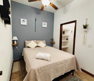 West End Apartment | Tropical Studio in Sunset Villas, West end