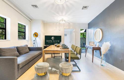 Parkside House | Tropical Vibes in Hollywood: Pool Hot Tub Fun