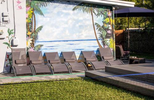 Parkside House | Tropical Vibes in Hollywood: Pool Hot Tub Fun