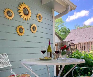Shelby Hills House | Truly Central Private Guest House