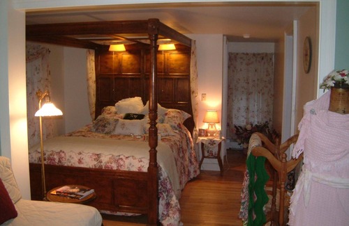 Granby Bed & Breakfast | Truman Gillet House Bed & Breakfast
