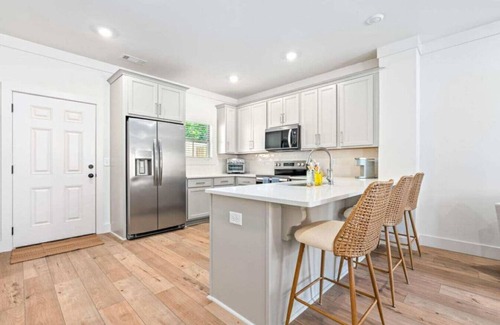 Auburn House | TTR- 1.5 mi to Stadium/Neville Arena, Parking, King Beds, I-85 and Buc-ee's