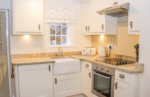 Jackfield Cottage | TUB BOAT COTTAGE, pet friendly, character holiday cottage in Coalport