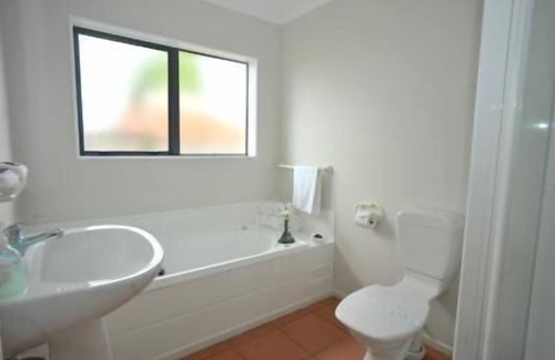Hawera Hotel | Tudor Lodge Motel