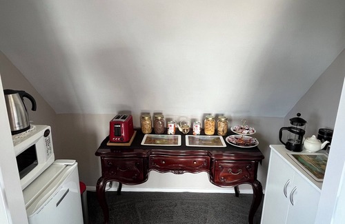 Paraparaumu Beach Bed & Breakfast | Tudor Manor Bed & Breakfast