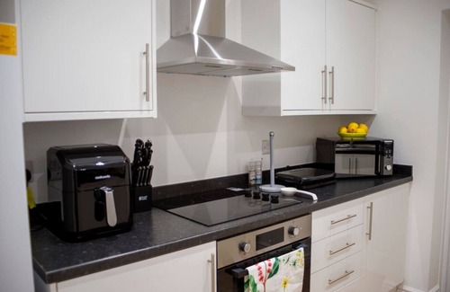 Powick House | Tudor-Themed 6-Bed Village Gem