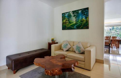 Bandung Villa | Tulip Hill View Villa 6 bedrooms with a private swimming pool and movie room