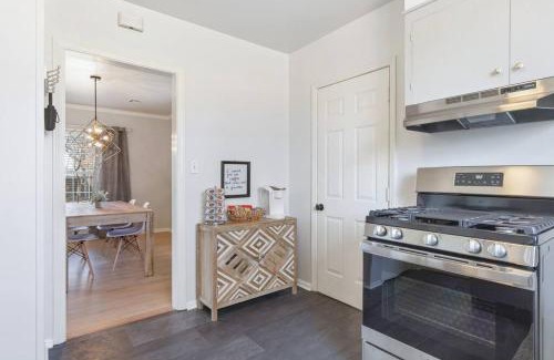 Tulsa House | Tulsa Vintage Chic Cottage - King Bed Expo, TU, Dtwn