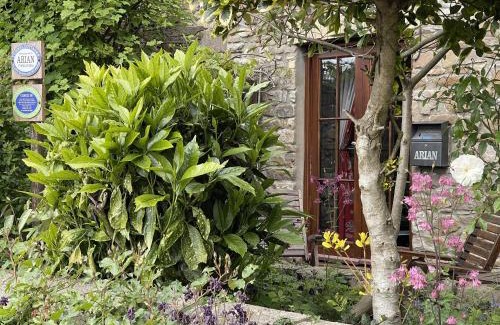 Cwmbach House | Tunnel Cottages at Blaen-nant-y-Groes Farm