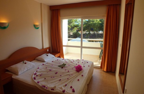 Kadnlar Denizi Mahallesi Resort | Tuntas Family Suites Kusadasi