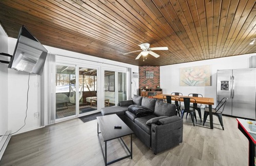 Streetsboro Cabin | Turkey Trot At Heron Hill Retreat Hot Tub On Lake!