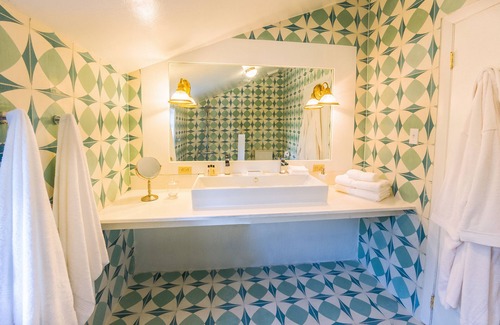 Cockburn Town Hotel | Turks Head Inne