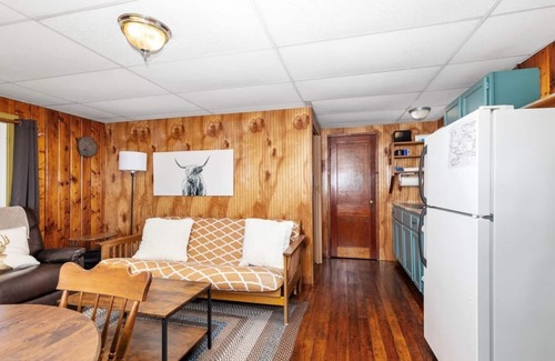 Chippewa Lake Cabin | Twin bed cottage with pickleball court