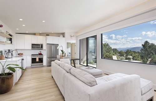 Missouri Heights House | Twin Peaks | Scenic Hot Tub + Serene Design