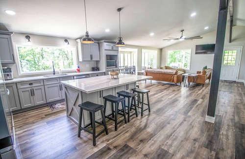 Avinger House | TWIN PINES - 6 Bedroom - 3 Bath - Houses