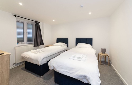 Gloucester House | Twin Superior Room with ensuite shower