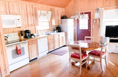Lexington Cottage | Twinleaf Honeymoon Cottage at Autumn Ridge