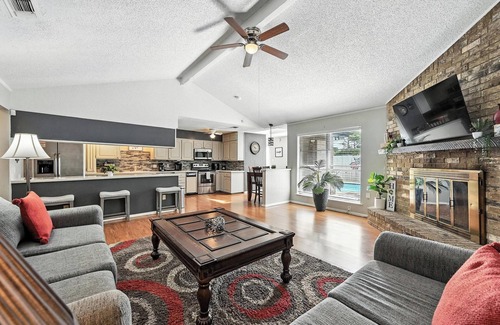 North Richland Hills House | Two Adjacent Houses with a Private Pool