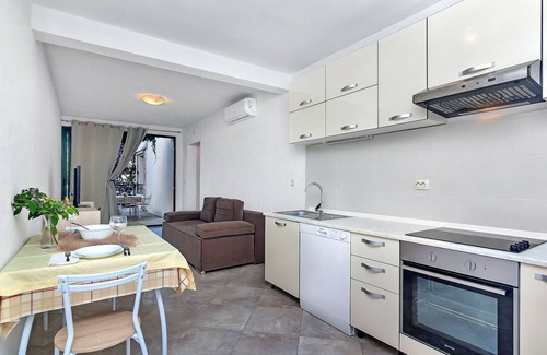 Pokrivenik Apartment | Two bedroom apartment near beach Cove Pokrivenik, Hvar (A-10419-c)