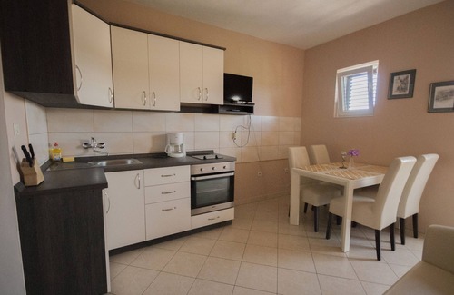 Kukljica Apartment | Two bedroom apartment with balcony and sea view Kukljica, Ugljan (A-8253-b)