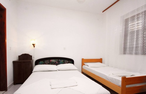 Stomorska Apartment | Two bedroom apartment with terrace and sea view Stomorska, Šolta (A-782-a)