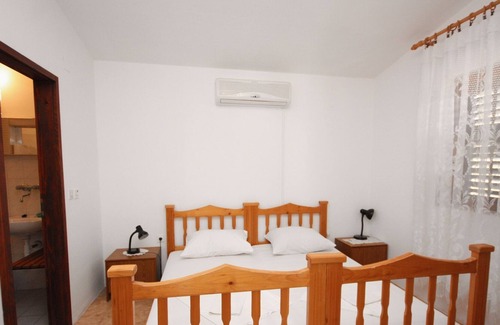 Stomorska Apartment | Two bedroom apartment with terrace and sea view Stomorska, Šolta (A-782-b)