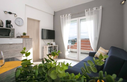 Necujam Apartment | Two bedroom apartment with terrace and sea view Nečujam, Šolta (A-5178-a)