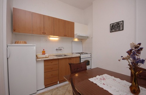 Komiza Apartment | Two bedroom apartment near beach Komiža, Vis (A-8533-b)