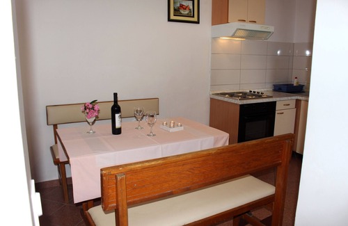 Mimice Apartment | Two bedroom apartment near beach Mimice, Omiš (A-2774-a)