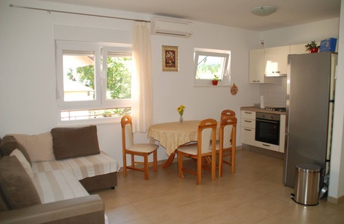 Stanici Apartment | Two bedroom apartment near beach Stanići, Omiš (A-1032-a)