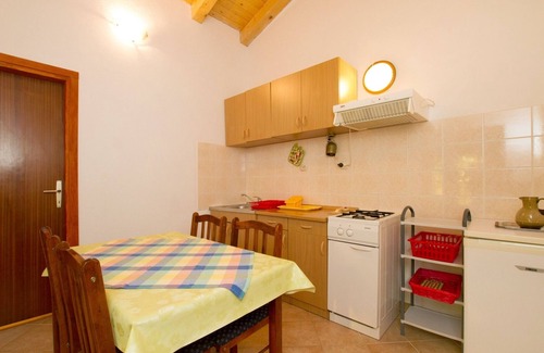 Milna Apartment | Two bedroom apartment near beach Milna, Vis (A-2461-c)