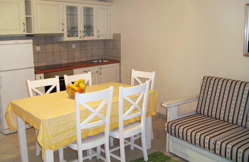 Komiza Apartment | Two bedroom apartment with terrace Komiža, Vis (A-9247-b)