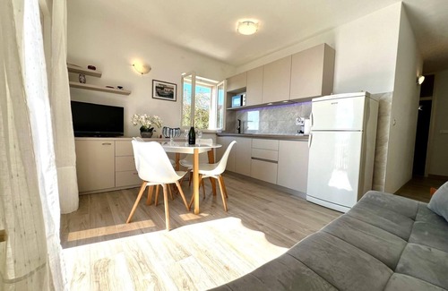 Selca Apartment | Two bedroom apartment with terrace and sea view Puntinak, Brač (A-718-b)