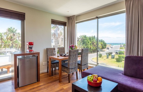 Sunset Beach House | Two bedroom apartment with Table Mountain and sea view