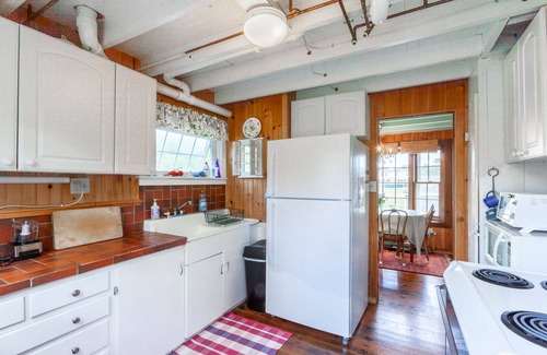 Kennebunkport House | Two Bedroom Historic Cottage @ Goose Rocks Beach - Sleeps 5, Great Location!