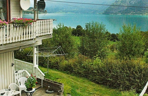 Luster Apartment | Two-Bedroom Holiday home in Høyheimsvik
