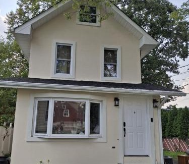 Teaneck House | Two-Bedroom Home Private Parking 25 min to NYC