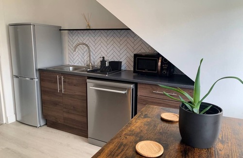 Greenock Condo | Two Bedroom Lovely Apartment in Greenocknn