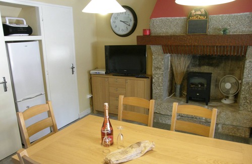 Rostrenen House | Two Bedroom Townhouse, Sleeps 4 People, A 5 Minute Walk From Amenties