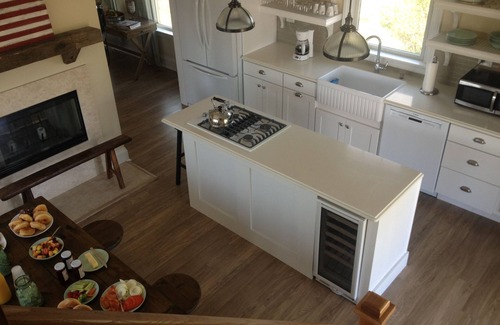 Avon House | Two blocks from the beach, a timeless "Bay Header" close to the downtown shops