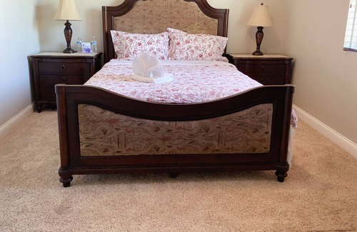 Eastvale House | Two Comfortable Rooms In A House (Two Beds + Free WiFi + Office Desk)